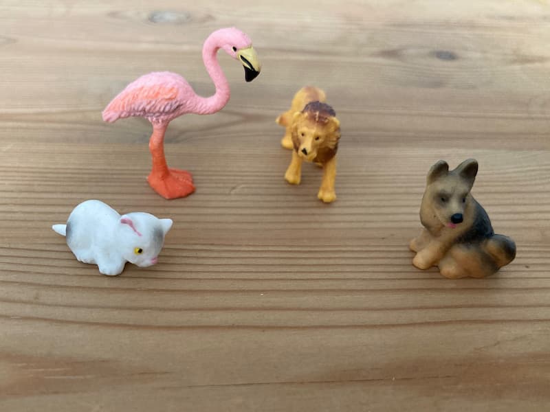 Tierfiguren sind auf einem Tisch angeordnet